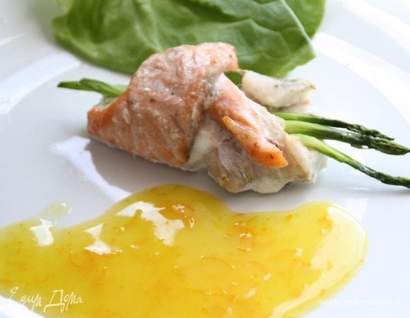 Рулетик выкладываем на блюдо. Подаем с соусом и овощами.
Приятного аппетита!!!
