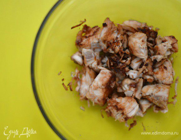 Куриное филе отварить, порезать крупно. Обжарить на растительном масле с карри.