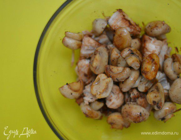 Шампиньоны почистить, посолить, обжарить . Добавить к куриному филе.