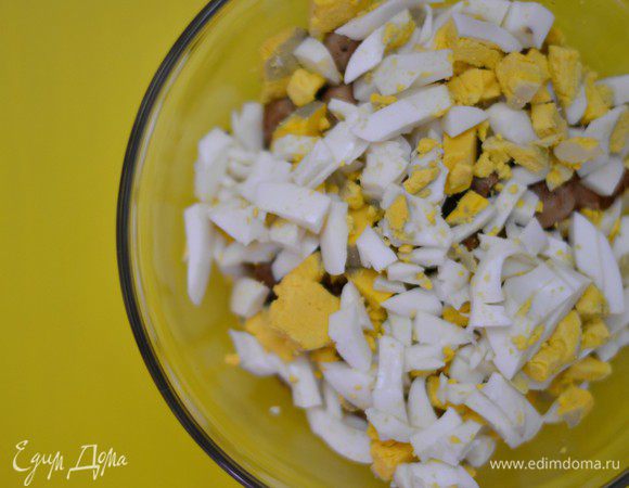 Отварить яйца. Крупно порезать. Добавить к грибам и мясу.