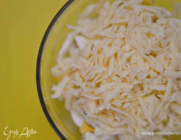 Добавить натертый на крупной терке твердый сыр, можно пармезан.