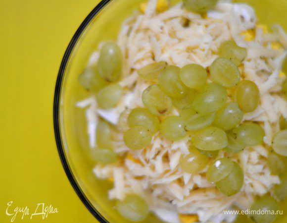 Добавить порезанный пополам виноград без косточек. 