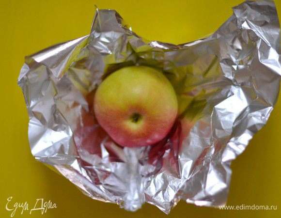 Чтобы приготовить паутинку, понадобятся яблоки и фольга.