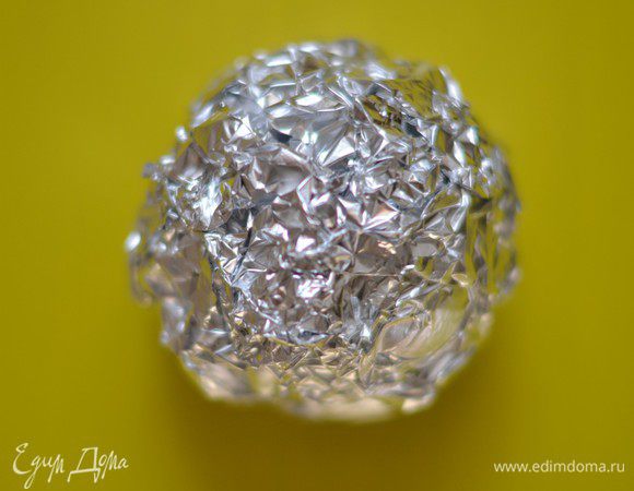 Завернуть яблоки в фольгу.