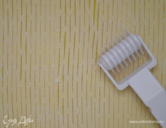 Слоеное тесто  раскатать, с помощью специального ролика нарезать сеточу.