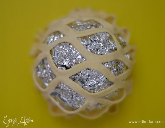 Сеточку немного растянуть, окутать ею яблоко так, чтобы паутинка образовала достаточный проем внизу, чтобы потом вынуть яблоко. Яблоко испечется, станет мягким и меньше в размере, оно без проблем вытаскивается из паутинки.