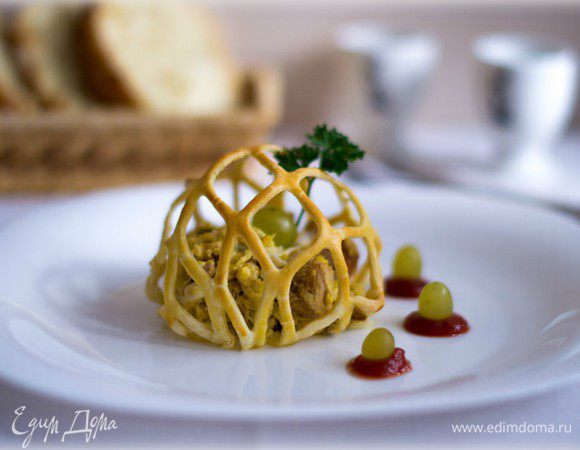 Салат смешать с заправкой из домашнего майонеза или соусом из натурального йогурта, молотого черного перца и горчицы (200 г :1 ст.л.). Салат выложить на сервировочное блюдо, закрыть "паутинкой", украсить листиком петрушки.