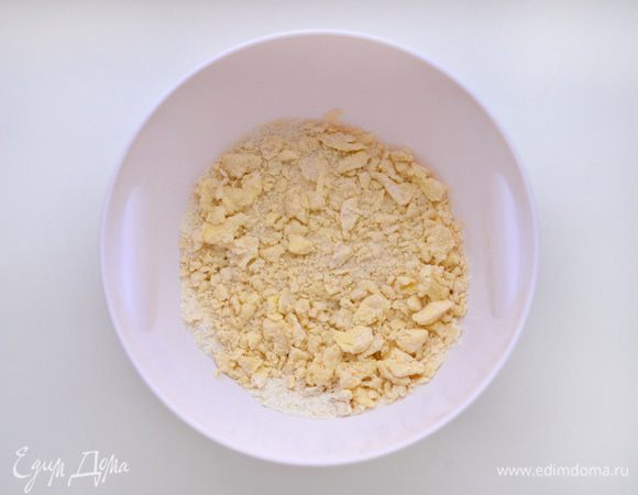 Кракелюр из песочного теста.
Сливочное масло охладить, порубить с мукой, сахаром и ванилином.