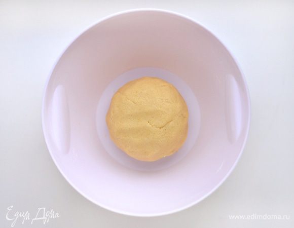 Замесить тесто. Скатать в шар. Убрать в морозильную камеру на 15 минут.