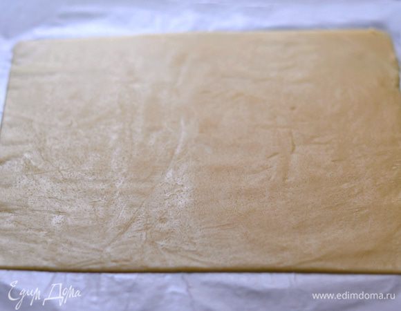 Раскатать тесто между 2 листами пергамента очень тонко. Толщина должна быть примерно 1 мм. Убрать в морозильную камеру на 15 минут. Вынуть из камеры, нарезать тесто на прямоугольники размером 8 см на 4 см. Убираем в холодильник. Заготовки для кракелюра готовы.