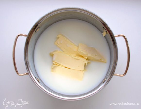 Заварное тесто.
В кастрюльке соединить воду и молоко, добавить сливочное масло, соль, сахар.