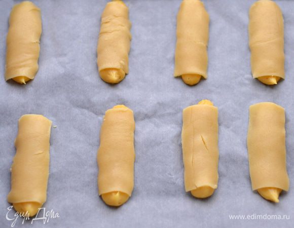 Сверху кладем полоски песочного - кракелюрного теста. Охлажденные полоски снимаются довольно легко с помощью спатулы или острого ножа, но как только масло начинает подтаивать, они деформируются, ломаются, поэтому действовать нужно очень быстро. 