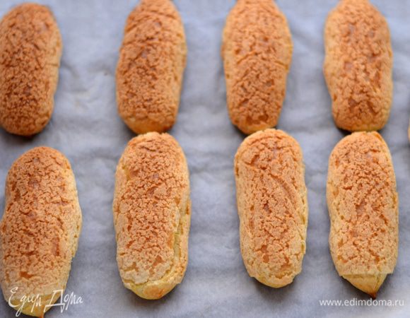 Ставим противень с эклерами в заранее прогретую до 180 г духовку на 10 минут. Как только эклеры увеличатся в размере в 2 раза, дверку духовки слегка приоткрыть, чтобы выходил пар. Выпекать таким образом до золотистого цвета, примерно 25 минут.