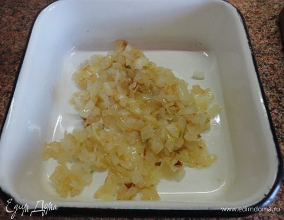 Куриный фарш я готовила сама, пропустив грудки через мясорубку с небольшой луковицей, посолила. Лук нарезала небольшими кубиками и на сковороде с растительным масло (1 ст. л.) обжарила на среднем огне до золотистости.
