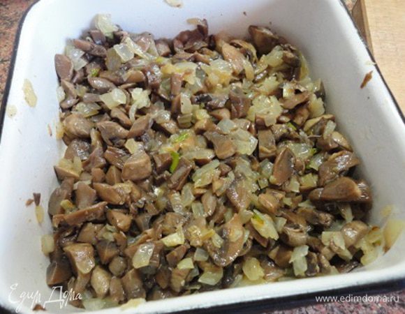 Шампиньоны нарежьте мелкими кубиками и тушите в небольшом количестве воды (50 мл) 15 минут, посолите, добавьте пряности и, сняв с огня, смешайте с обжаренным луком. У меня были замороженные шампиньоны. После разморозки они дали сок. Поэтому я тушила их, не добавляя воды.
