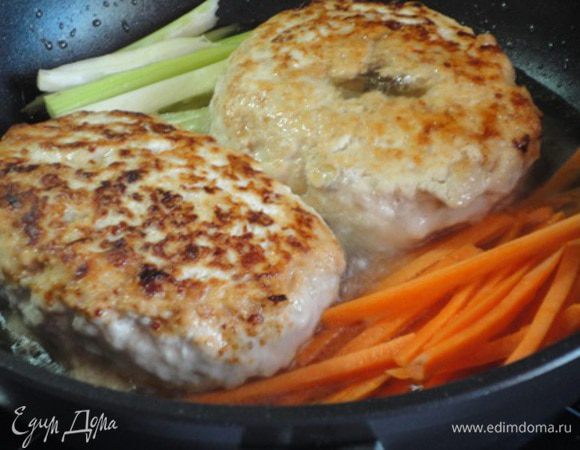 В сковороде разогрейте 1 ст. л. растительного масла , положите котлеты, добавьте 50 мл воды и тушите на медленном огне по 10 минут с каждой стороны под закрытой крышкой. И здесь сразу же можно припустить овощи. Готовность котлет можно проверить, проткнув котлету шпажкой. Если сок прозрачный, это значит, котлеты прожарились.