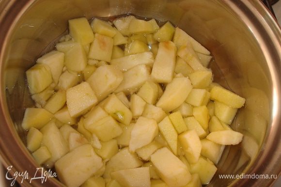 Яблоки очистить, мелко нарезать, присыпать сахаром, налить воду и поставить на огонь.