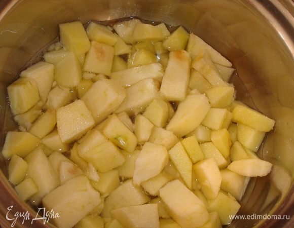 Яблоки очистить, мелко нарезать, присыпать сахаром, налить воду и поставить на огонь. 