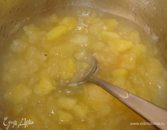 Варим яблоки до мягкости.