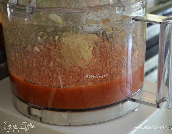 Сливочное масло растопить на сковороде. Лук очистить и порубить очень мелко с чесноком. Томаты в собственном соку баночные взбить в блендере или в кухонном комбайне до пюреобразного состояния.