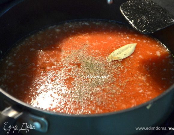 Обжарить на масле лук и чеснок слегка, добавить томаты пюрированные. Добавить куриный бульон и лавровый лист, посолить и поперчить, посыпать сушенным укропом. Закрыть крышкой и тушить на медленном огне примерно 45 мин. Помешивать.
Второй вариант: томаты не взбивать в блендере, а тушить целиком, убрать лавровый лист, после тушения взбить до состояния пюре всю массу.