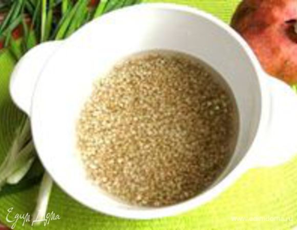 Залить зерна зеленой гречки питьевой водой и забыть о них на 3 – 4 часа. Промыть, завернуть во влажную натуральную ткань, положить в миску или кастрюльку тонким ровным слоем и оставить при комнатной температуре.  Для замачивания желательно использовать фарфоровую, глиняную, стеклянную или эмалированную посуду. Если тряпка, в которую вы положили  зерна, будет подсыхать, намочите ее еще раз (ткань должна быть все время влажной).  