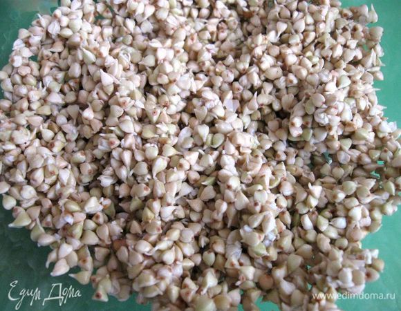 Я делала этот салат через 22 часа после прорастания зерен гречихи. Так выглядели зерна перед приготовлением. Достаточно проращивания ростка до  1- 2 мм.  Зерна  промыть проточной холодной  водой, положив в  дуршлаг.  Делать из проростков салат можно на один день, в случае повторения рецепта, замочить зерно снова.