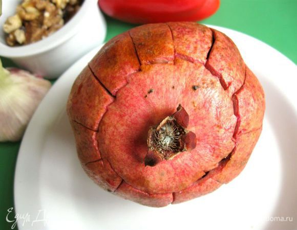 Шкурку граната разрезать ножом у плодоножки по кругу, затем лепестками, стараясь не травмировать зерна.  