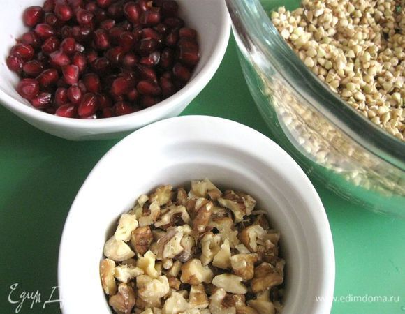 Стебель сельдерея помыть, порезать пластинами. Орехи  и белый лук порезать ножом на кусочки.