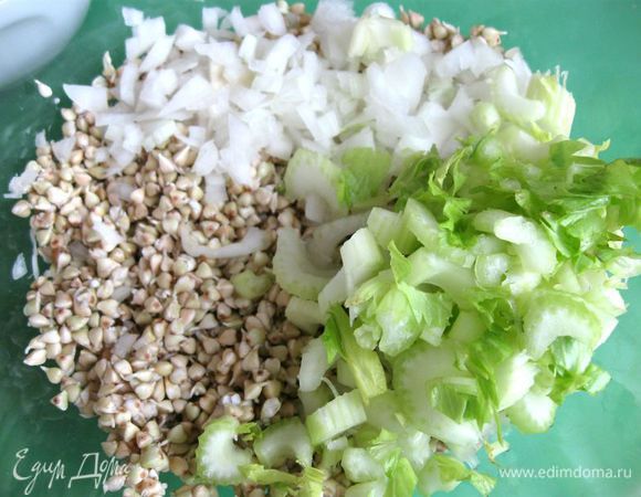 Добавить к проросткам стебель сельдерея, белый лук.