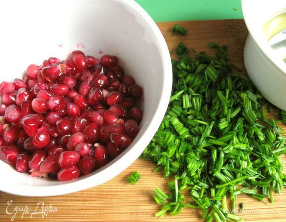 Лук - резанец порезать. Приготовить заправку. Смешать мед, оливковое масло и белый винный 5% уксус, добавить приправу Марракеш, черный свежемолотый перец, лук - резанец, перемешать.