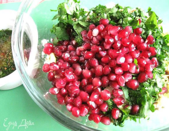 Добавить к салату зелень, зерна граната.