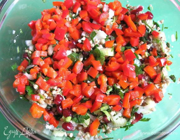 Перец запечь в фольге (20 минут в духовке при 180С), остудить, порезать небольшими кусочками. Добавить к салату. Перемешать.
