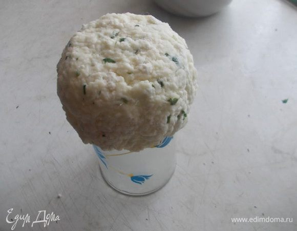 Творог становится как пластилин. Облепляем им дно стакана или любой чашки.