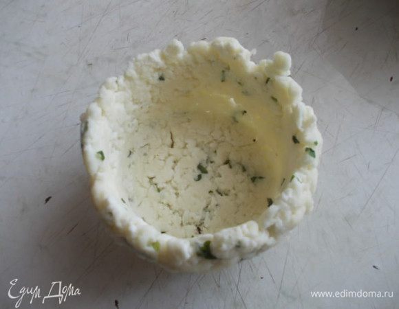 Получится, вот такая съедобная формочка! Выкладываем в нее любой салатик на ваш вкус. Накладываем любой салатик и кушаем руками, прямо с корзинкой.