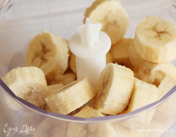 После заморозки отправляем наши бананы в чашу блендера.
