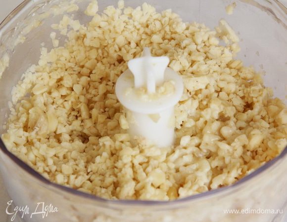 Взбиваем хорошо на режиме "Пульсант". У кого нет такого режима, просто несколько раз нажали и отпустили кнопку. Получится вот такая банановая крошка.