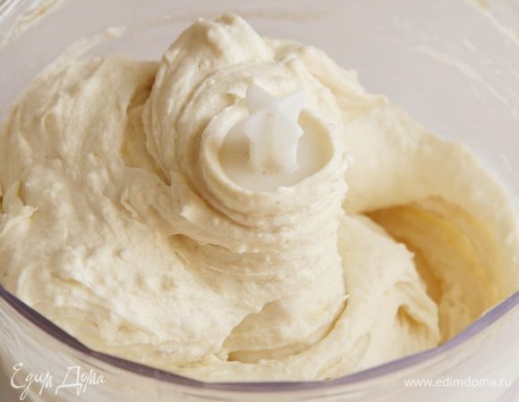 Добавляем сначала половину сливок и взбиваем, если видите, что этого количества сливок маловато, добавляем остальные сливки и снова взбиваем. Получаем вот такую прекрасную сливочно-банановую смесь. Собственно это и есть наше мороженое.