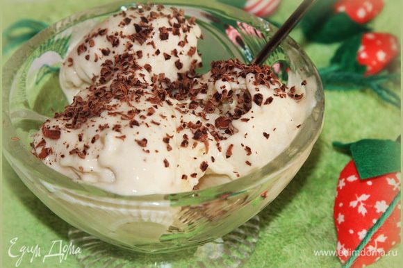 Выкладываем мороженое в креманки, украшаем чем нравится и подаем. Наслаждаемся прекрасным вкусом полезного мороженого.