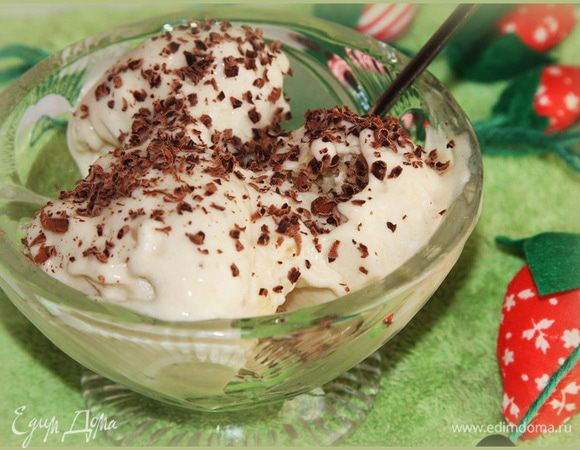 Выкладываем мороженое в креманки, украшаем чем нравится и подаем. Наслаждаемся прекрасным вкусом полезного мороженого. 