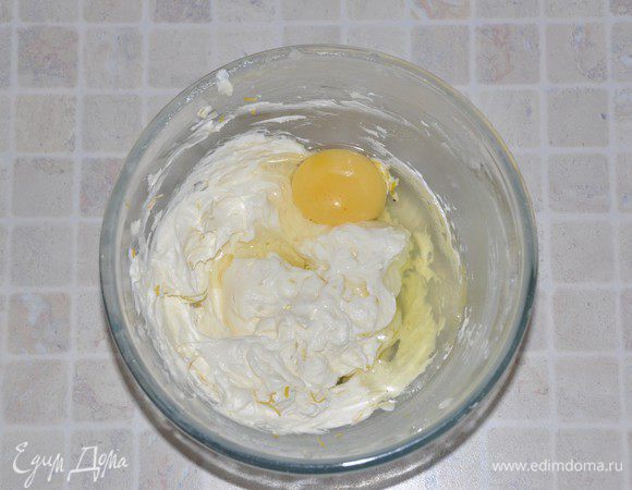Добавить яйцо, хорошо вымешать на маленькой скорости миксера.
