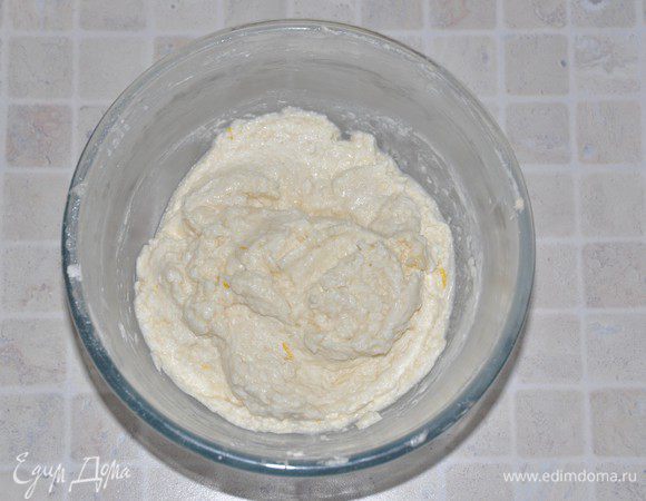 Добавить половину нормы просеянной муки с разрыхлителем. Перемешать медленно и недолго, только до объединения. Затем влить половину молока. Немного перемешать.
