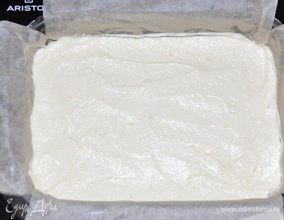 Высыпать оставшуюся просеянную муку, перемешиваем. Влить остаток молока. Перемешать.
Форму (у меня форма размером 18*24 см) обязательно смазываем маслом, застилаем бумагой для выпечки таким образом, чтобы со всех сторон бумага свешивалась (за нее потом будем вынимать нашу «яичницу» из формы). Вылить тесто, разровнять и поставить выпекаться в разогретую до 180 градусов духовку на 20-25 минут.