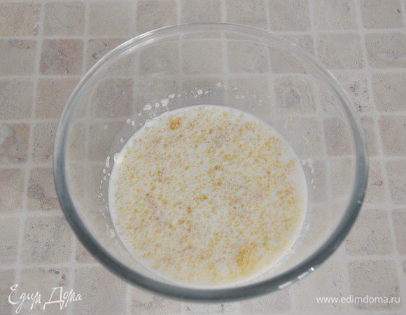 Глазунья.
Персики вынуть из сиропа, дать ему стечь, обсушить половинки персиков на бумажном полотенце.  Желатин (10 грамм) замочить в молоке.
