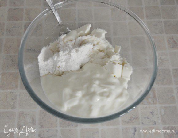 В большой миске смешать рикотту, йогурт, сахарную пудру. Все хорошо взбить.
 
