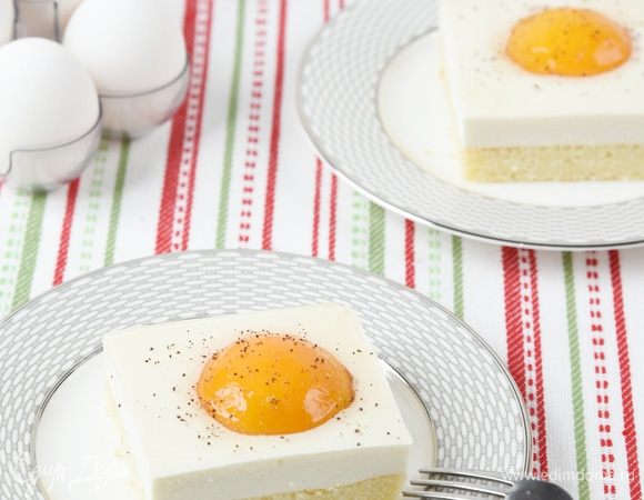 Вынуть пирог из формы за свисающий концы пергамента, нарезать на квадраты, каждый с персиком в центре. 
Для еще более натурального вида можно «поперчить» яичницу – немного размолоть в блендере семена мака и присыпать сверху. Угощайтесь! 
