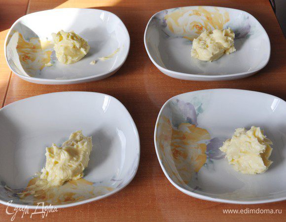 "Бекон". 
Это песочное печенье мы окрасим таким образом, что будет похоже на полоски бекона, которые подают к завтраку. Поскольку я использовала натуральные красители, а их требуется больше, чем жидких искусственных (больше, чем несколько  капель) – окрашивать тесто мы будем на стадии замеса. Горсть клюквы разморозить, раздавить ягоды, процедить - нам понадобится 3 столовых ложки клюквенного сока.
Смешать мягкое сливочное масло, сахарную пудру и щепотку соли до пастообразной массы (я перемешала вилкой). Выбирайте лучшее сливочное масло, которое можете себе позволить – без отдушек и ароматизаторов. Все-таки вкус масла для этого теста очень значим. Разделить полученную массу на 4 равных части (должно получится по 80 грамм) и разложить на 4 тарелки. 