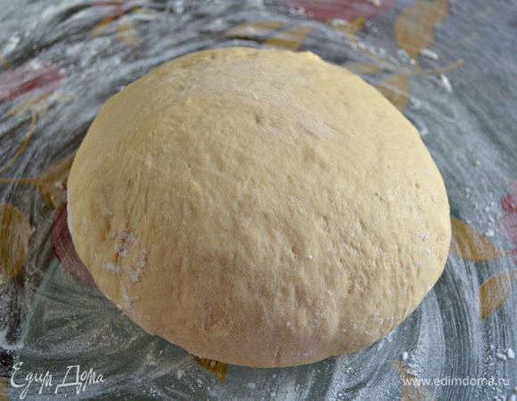 Дрожжи перетереть с солью, добавить теплое молоко и сахар, размешать. Масло сливочное распустить (в микроволновке), добавить к основной массе. Смешать. Влить смесь в хлебопечку. Добавить просеянную муку и включить режим "Тесто". Если делаете руками, то выполнять все в той же последовательности. Муку добавлять в несколько приемов. Сначала мешаем ложкой, потом руками. Тесто замешивается быстро - становится очень эластичным, мягким, но не тяжелым. Лучше потом, перед раскаткой добавить еще муки.
Вынуть тесто из чаши хлебопечки. Переложить в целофановый пакет и убрать в холодильник на 4 часа.