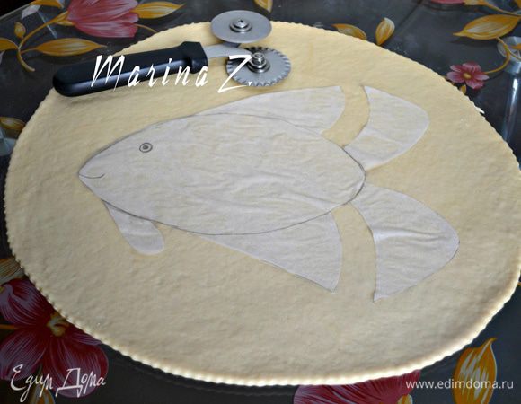  Шаблон прикладываем к тесту, вырезаем ножом по контуру.