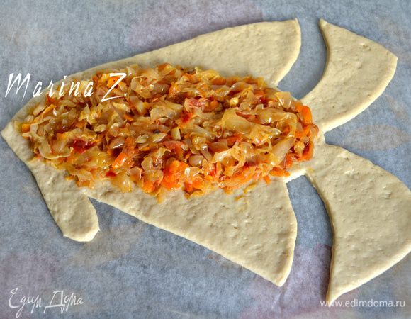  Выкладываем начинку. 
Начинка: капусту нашинковать, слегка обжарить с луком и морковью на растительном масле. Добавить порезанный помидор, лавровый лист, соль, перец, немного воды и все протушить на среднем огне до готовности.